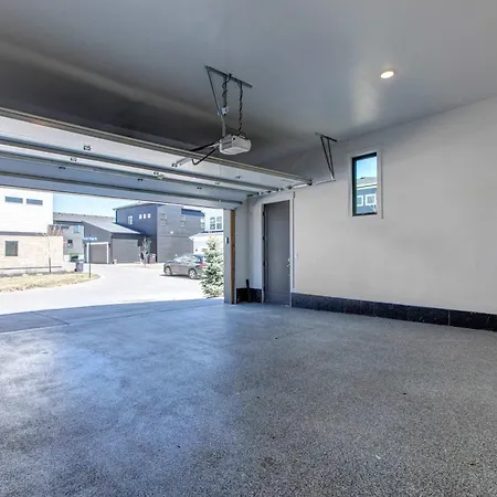 6-Bedroom House, Sleeps 25, Tesla Friendly, New Build Near Pcmr, Rooftop Spa